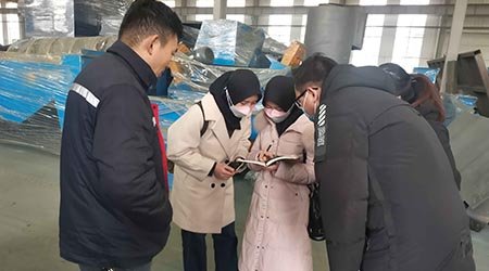 印尼客戶來廠驗(yàn)收Q69輥道拋丸機(jī)